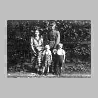 022-0330 Gustav Schlisio im Sommer 1943 auf Heimatur-laub mit Ehefrau Anna und den Kindern Gretel, Resi und Lothar..jpg